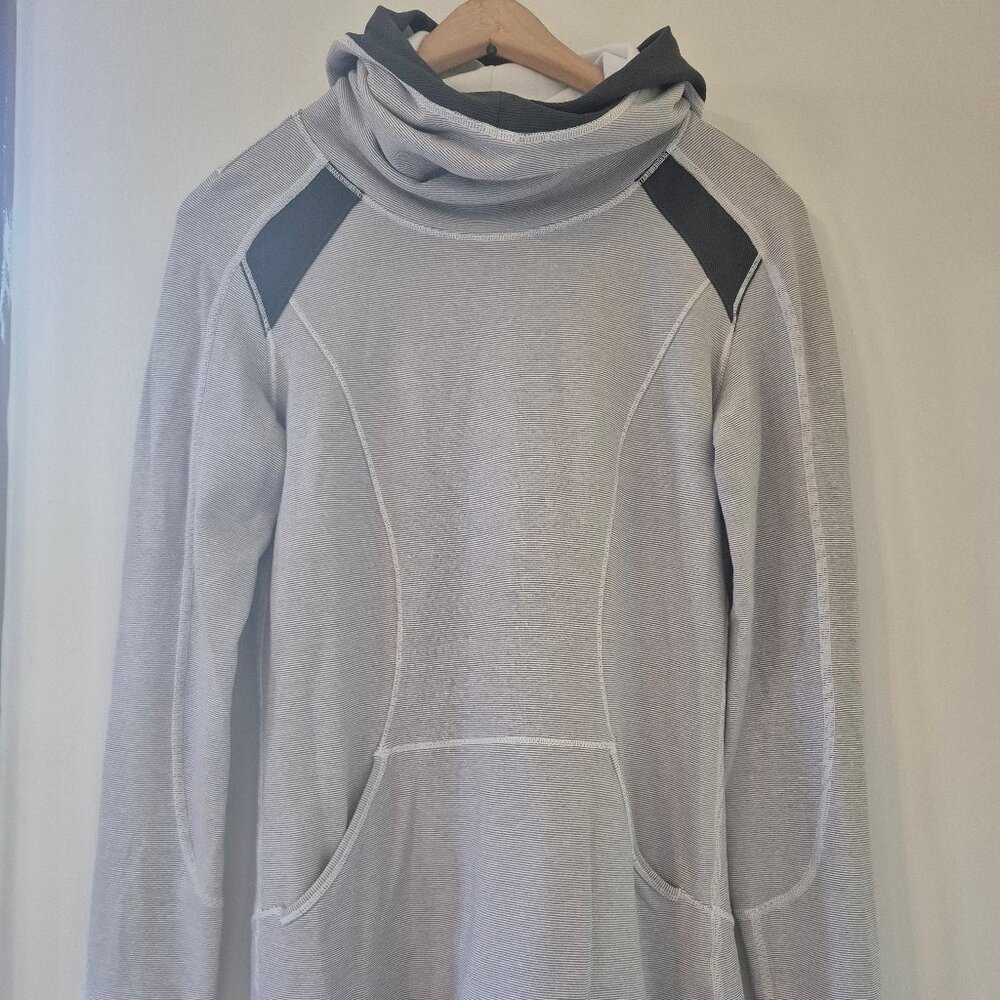 Lululemon Base Runner Ponytail Hoodie Pullover Pocket Thumb Hole 6 Activewear